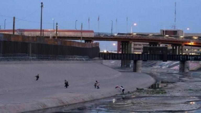 سقوط ضحايا بانقلاب زورق مهاجرين في نهر بين المكسيك وأميركا