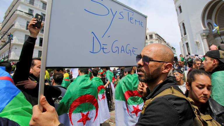 في الجمعة الـ11 على التوالي.. الجزائريون يواصلون الاحتجاج مطالبين برحيل رجال بوتفليقة