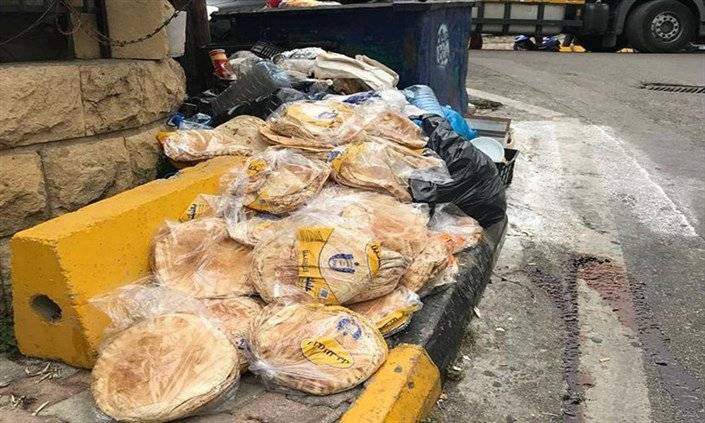 ربطات خبز مرمية على الطريق... ما القصة؟