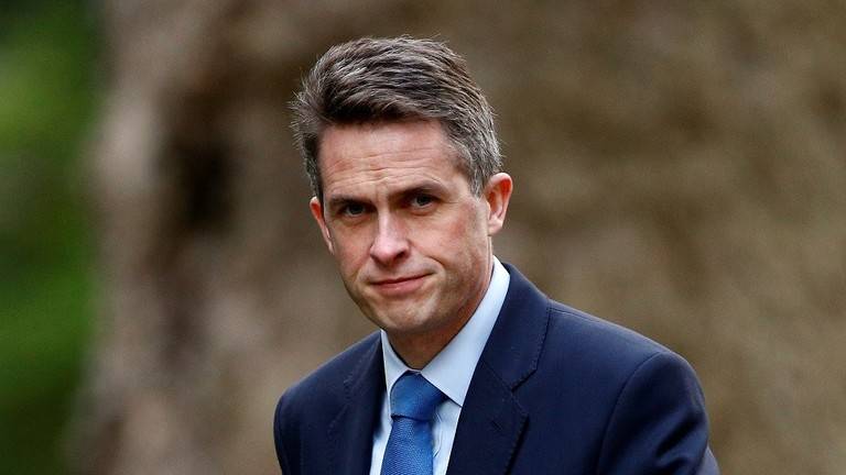 إقالة وزير الدفاع البريطاني على خلفية تسريبات تتعلق بالأمن القومي (وثيقة)