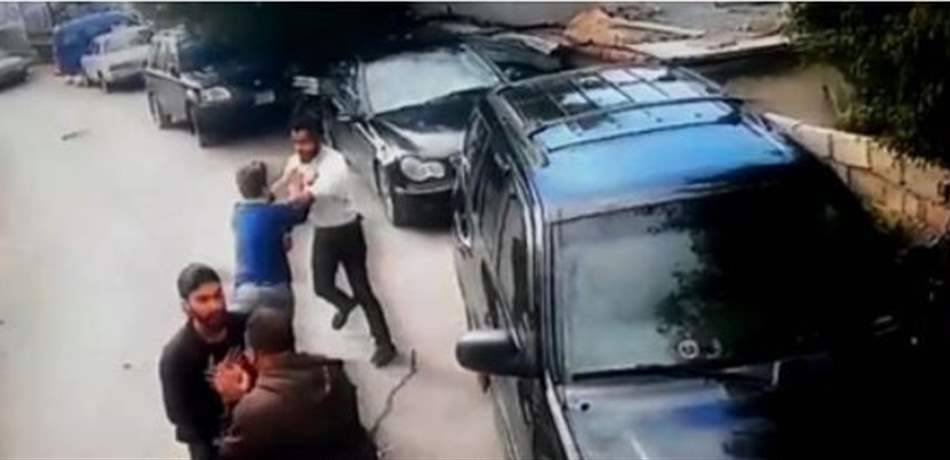 في الرويسات.. مؤهل أوّل ينعدي على أحد جيرانه بالضرب المبرح (فيديو)