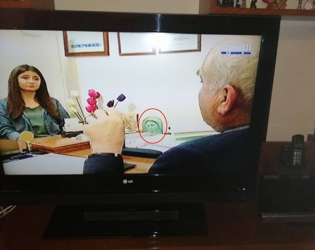 صورة السيدة مريم العذراء لا تفارق مكتب وزير حزب الله
