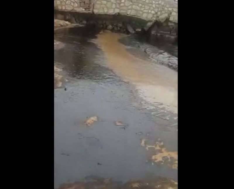 بعد تسرّب مشتقات نفطية على شواطئ الجية وجدرا والرميلة...
 كهرباء لبنان تنفي مسؤوليتها.. فهل سبب التسرّب البواخر؟