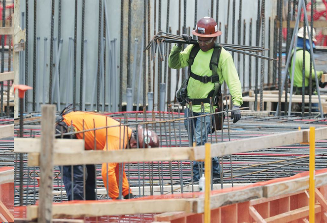أكبر اقتصاد في العالم يظهر حيوية .. نمو الوظائف وانخفاض البطالة بين الأمريكيين