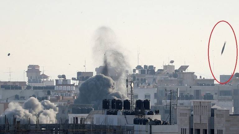 قصف عنيف يستهدف عمارة أبو قمر في حي الصبرة بالقرب من تل الهوا