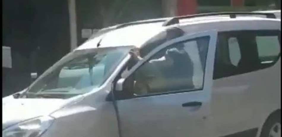 شرطي يعتدي على مواطن بالضرب المبرح في منطقة النهر (فيديو)