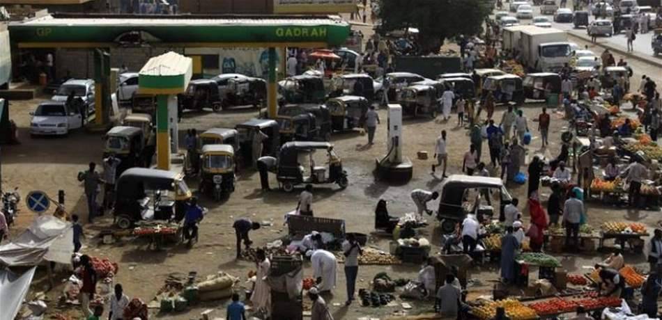 السودان يواجه أزمة وقود وتفاقم أزمة السيولة
