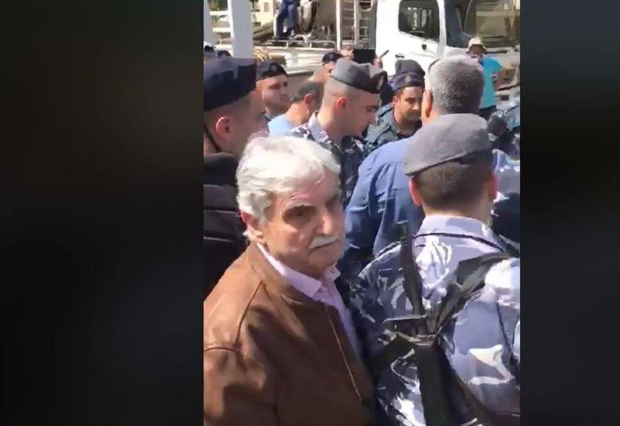 بالفيديو: اشكال بين القوى الأمنية وأهالي المنصورية