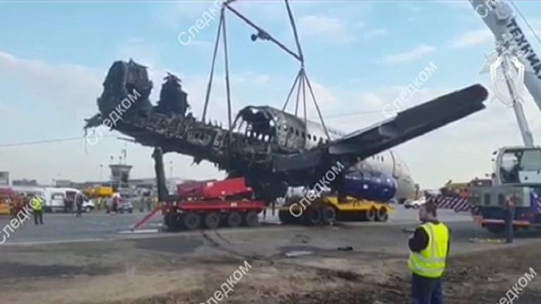 مطار شيريميتيفو ينشر تفاصيل حادث احتراق الطائرة على مدرجاته