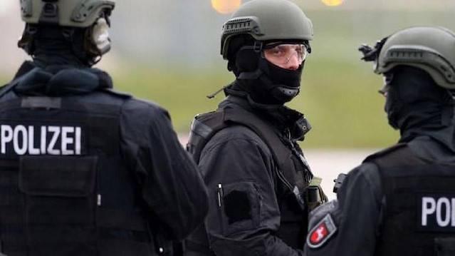 ملثمون يهاجمون مقهى وسط ألمانيا بسلاح آلي ما القصة؟