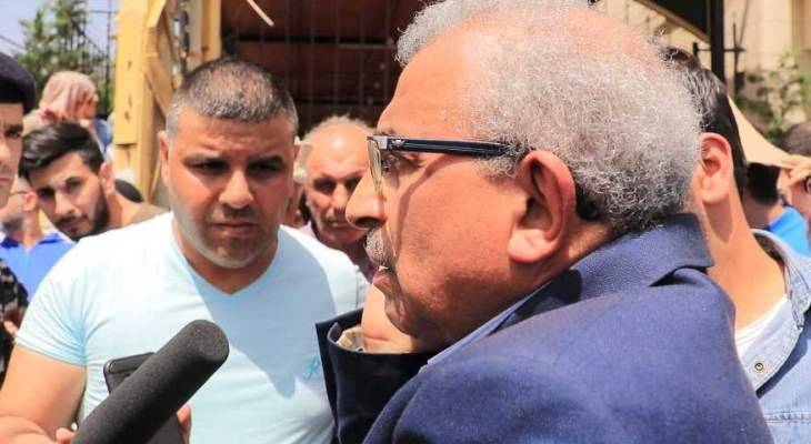 بالفيديو- هذا ما حصل مع النائب أسامة سعد أمام مخفر صيدا