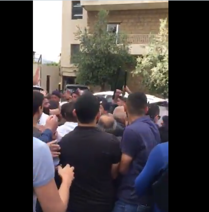 بالفيديو: اشكال بين القوى الامنية والاهالي في المنصورية