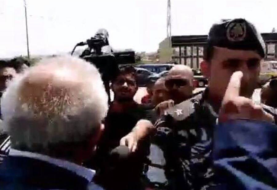 بالفيديو: ضابط في قوى الامن يقف بوجه نائب