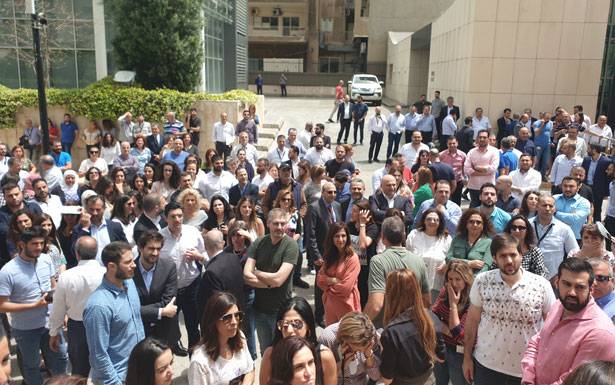 الإضرابات مُستمرّة في مصرف لبنان والمصالح المستقلّة والضمان .. وتحذيرات لنقابات وجمعيّات

سلامة تمنى وقف الإضراب وجمعيّة عموميّة اليوم للبت به بعد تطمينات بعدم المساس برواتبهم

المؤسّّسات العامّة أكّدت انفتاحها على الحوار ومُوظفو الضمان أعلنوا الإضراب المفتوح