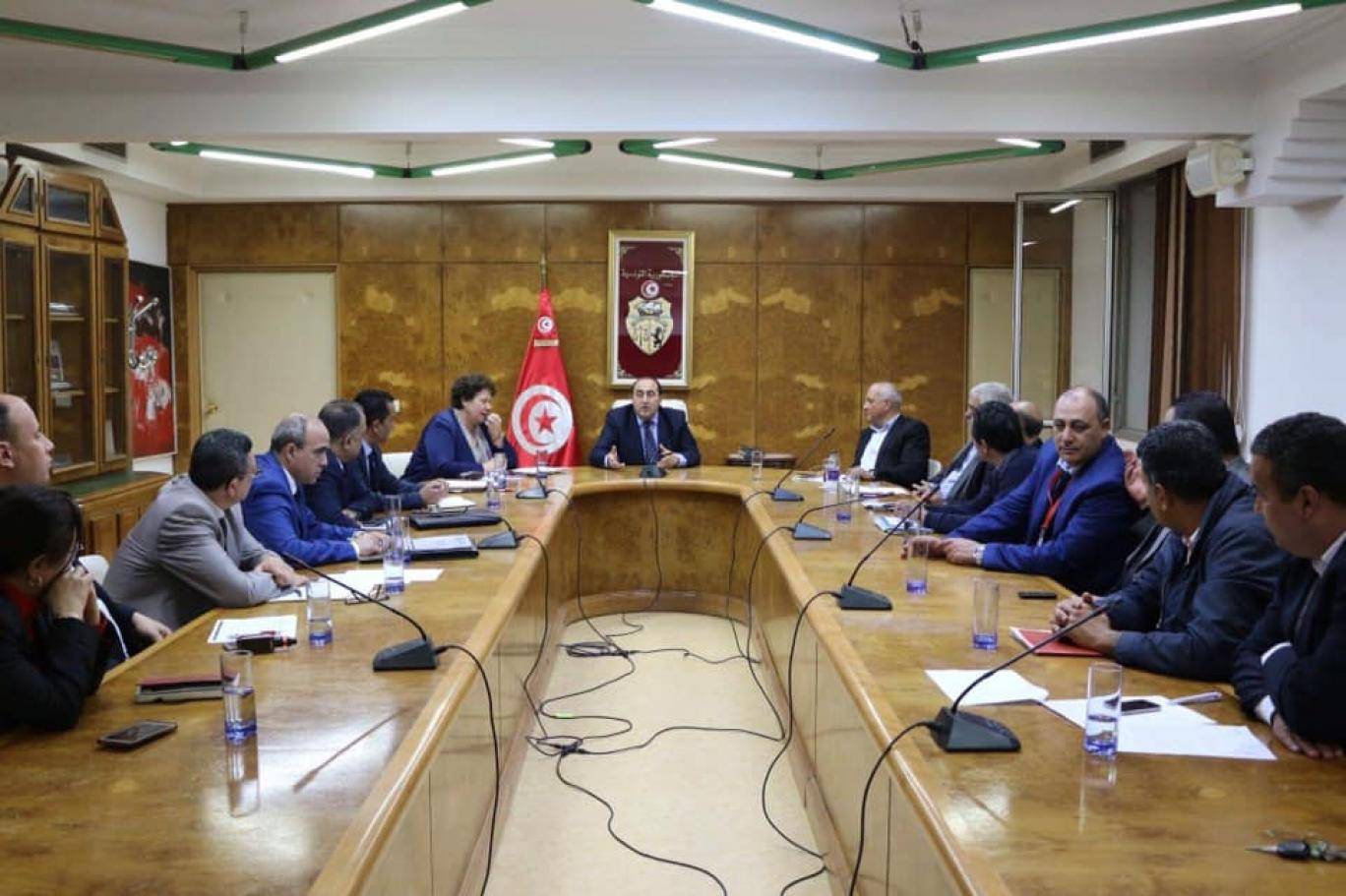 الإفلاس يهدد القطاع العام في تونس... فهل تلجأ إلى سياسة الخصخصة؟