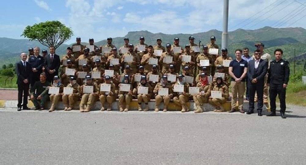 بالصور... فتيات عراقيات يشاركن الرجال في إزالة خطر "داعش"