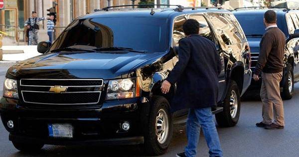 سائق سيارة عمومية إعترض الموكب الأمني فوقع الإشكال!