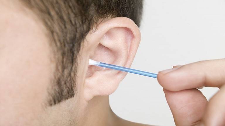 لماذا يجب الامتناع عن تنظيف الأذن بأعواد القطن؟