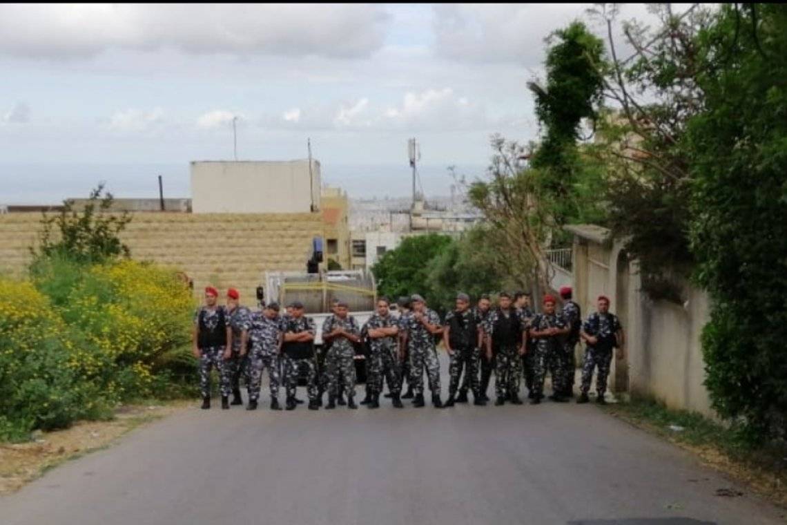 بالفيديو: صباح المنصورية: القوى الأمنية أقفلت الطرق المؤدية إلى كنيسة سانت تريز... والأب سليم خوري يسقط أرضاً!