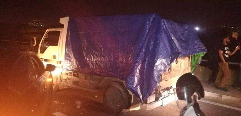 بالصور: ضبط شاحنة نفايات قادمة من شكّا إلى طرابلس
