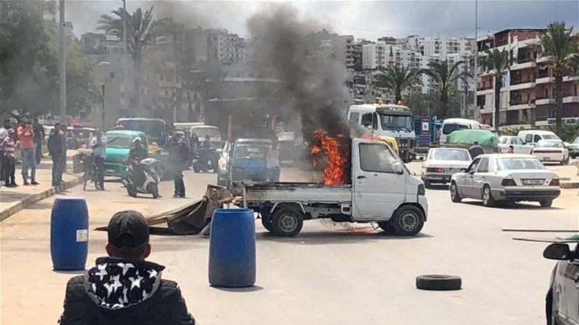 أضرم النار بشاحنته احتجاجا على ازالة البسطات في طرابلس