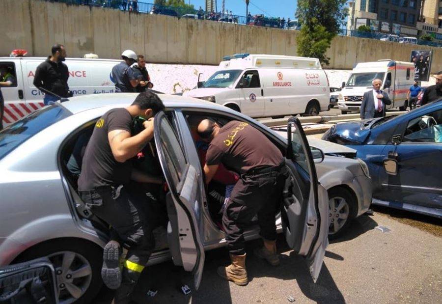 بالصور: جريحان اثر حادث سير على اوتوستراد الاسد