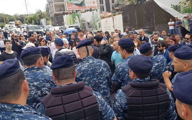 تدافع بين الأهالي والقوى الأمنية في المنصورية