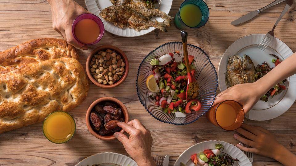 أيها الصائم انتبه.. نوع طعام السحور يؤثر على جوعك وعطشك