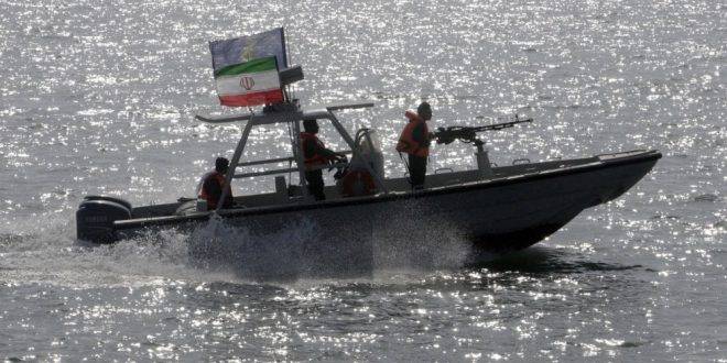 إيران تحرك صواريخ باليستية وكروز على متن قوارب صغيرة للحرس الثوري في مياه الخليج