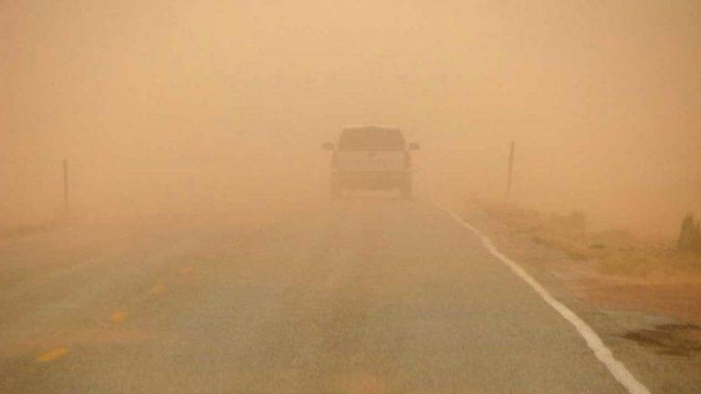 حادث مروع.. تصادم 17 مركبة في السعودية بسبب الغبار (فيديو)