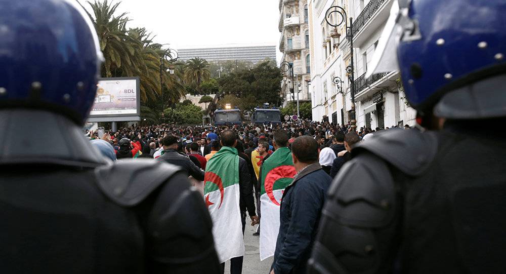 عضو جبهة التحرير الوطني الجزائري: بعض الأحزاب تريد إفشال الانتخابات
