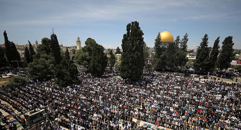نحو 200 ألف فلسطيني يؤدون صلاة الجمعة الأولى من رمضان في المسجد الأقصى