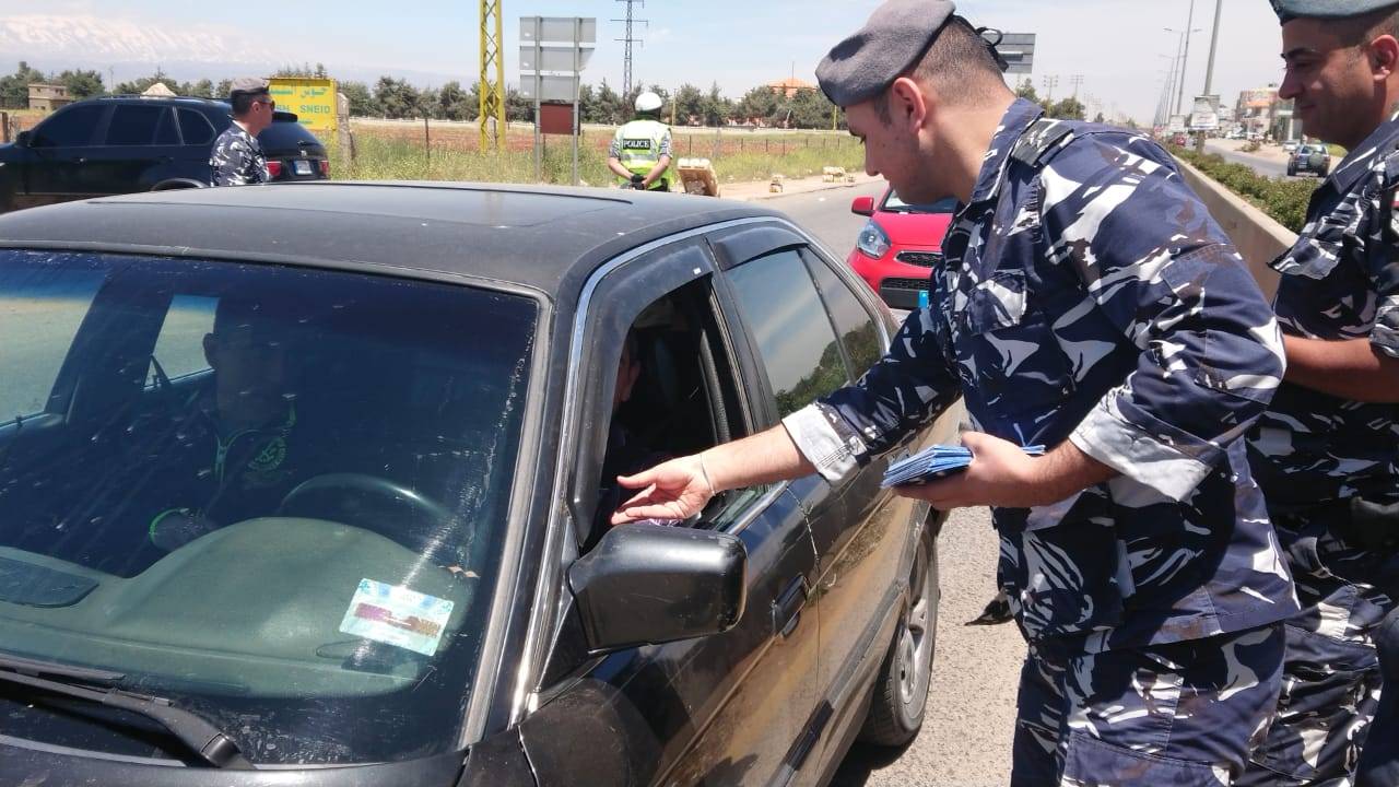 حاجز محبة لقوى الأمن على طريق بعلبك في يوم السلامة المرورية