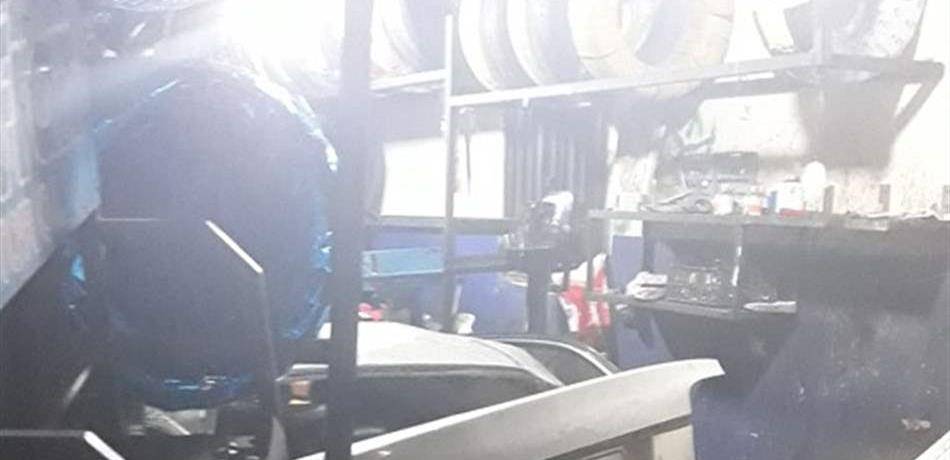في جبيل.. سيارة إجتاحت محلاً فقتلت عاملاً  (صور)