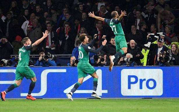 زلزال لوكاس مورا يتردد صداه في الصحف البرازيلية وسحر بوكيتينو يطعن حلم أياكس

صحف انكلترا تحتفي بالسيطرة على أوروبا بتأهل ليفربول وتوتنهام وتشلسي وأرسنال