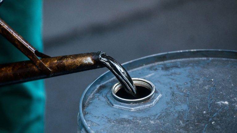 النفط يرتفع وسط مخاوف بشأن الإمدادات