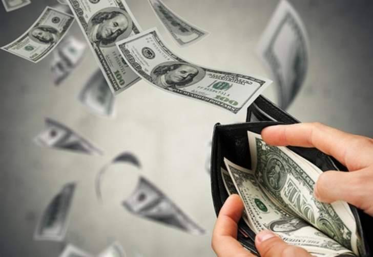 11 علامة تشير إلى أنك تنفق الكثير من المال!