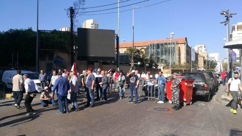 العسكريون المتقاعدون قطعوا الطريق امام مصرف لبنان