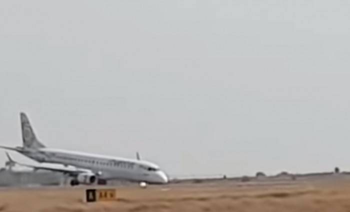 هبوط طائرة ركاب على متنها 89 راكبا بدون عجلة أمامية (فيديو)