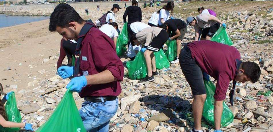 حملة لتنظيف شاطئ المسبح الشعبي في الميناء