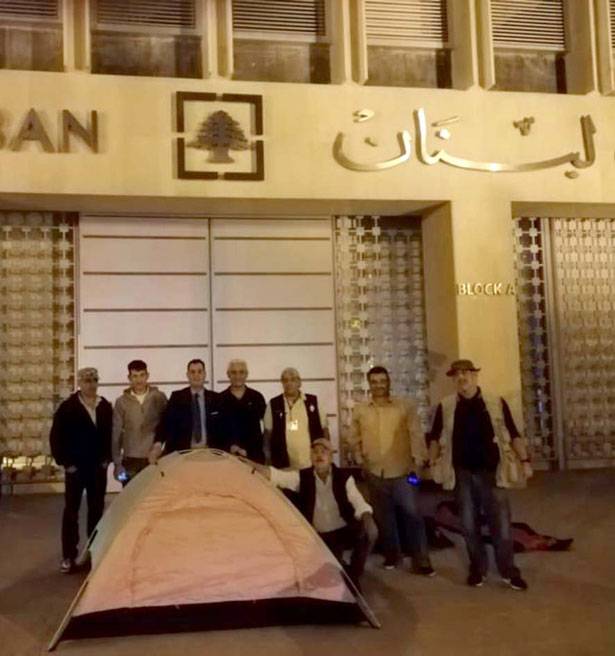 المتقاعدون العسكريّون يفترشون الأرض أمام مصرف لبنان المركزي بالتزامن مع انعقاد جلسة الحكومة