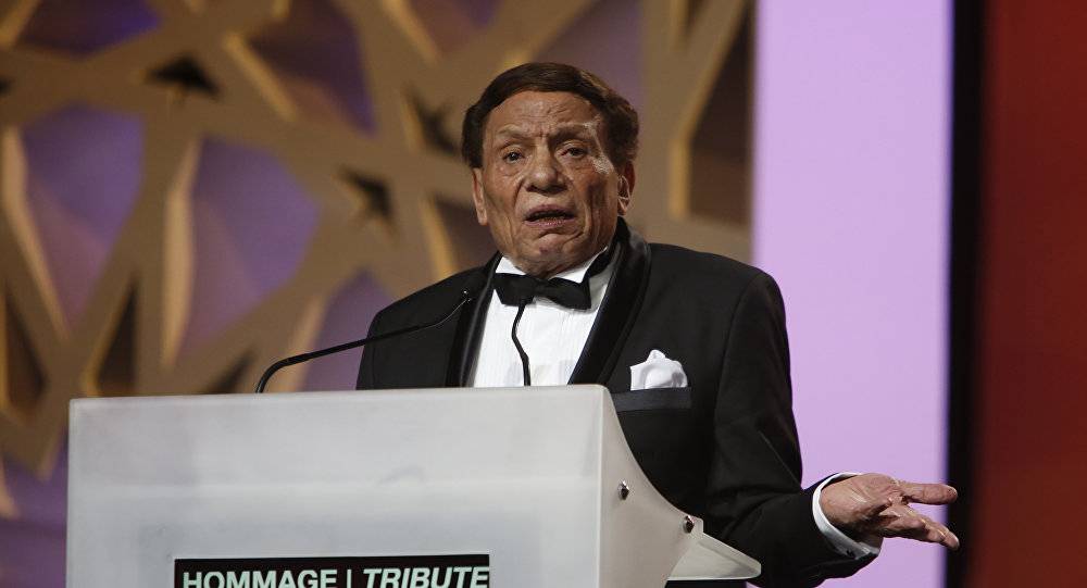 بعد أنباء دخوله المستشفى... عادل إمام يكشف عن حالته الصحية