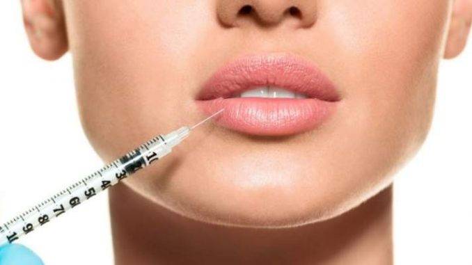 بالصورة: على الرغم من تشوه شفتيها بالفيلر.. فنانة شهيرة : لن أتوقف عن النفخ