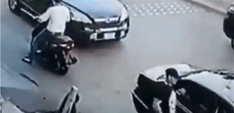 إقفلوا أبواب سياراتكم وانتبهوا! سرقة بوضح النهار في بيروت(فيديو)