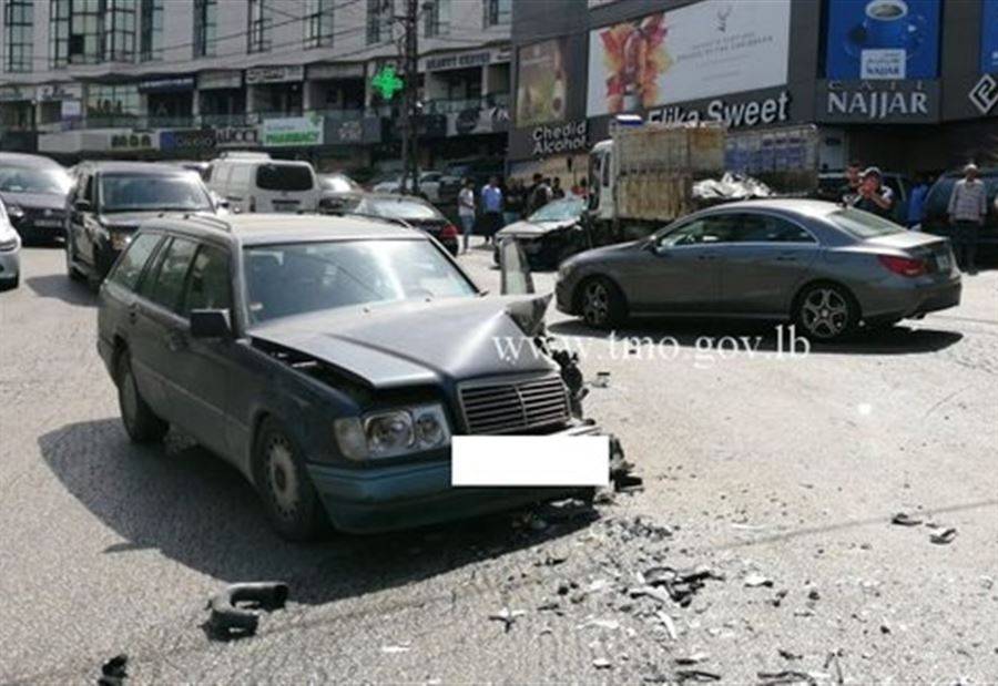 بالصور: جريحان جراء تصادم على طريق عام انطلياس