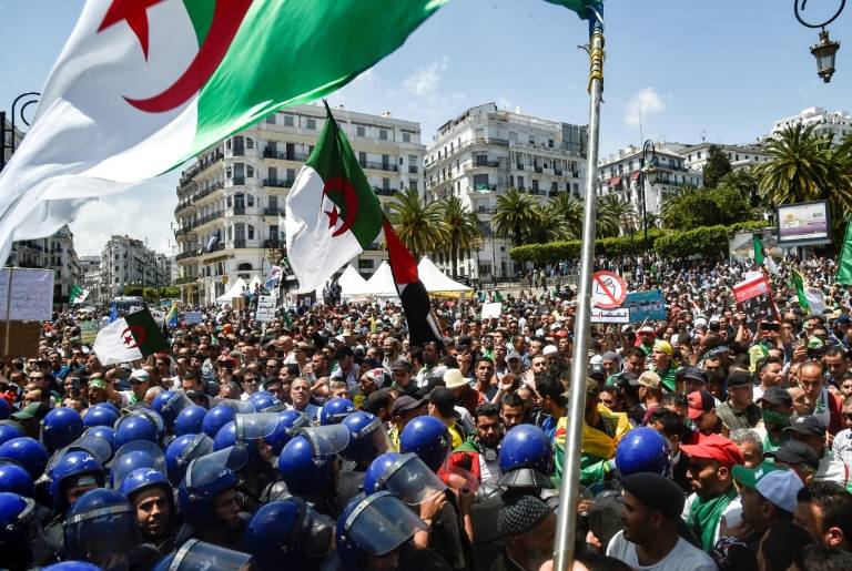 الجزائريون يتظاهرون ليوم الجمعة الثالث عشر على التوالي للمطالبة برحيل "النظام"