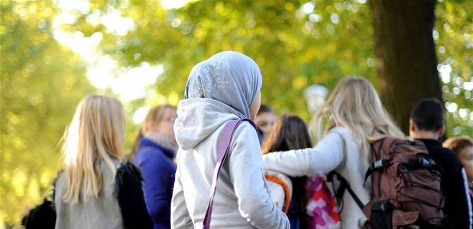 الحجاب ممنوع في المدارس الابتدائية.. والضريبة 440 يورو