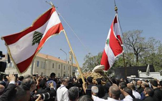 رئىس الجمهوريّة يُقلّد صفير

الوشاح الأكبر من وسام الإستحقاق اللبناني