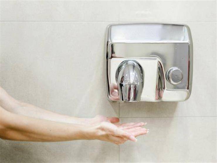 المناديل الورقة أقل ضررًا منها.. إليك أضرار مجففات الهواء بدورات المياه