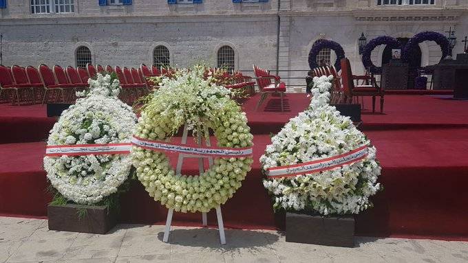 وضع اكاليل من الزهر باسم الرؤساء عون وبري والحريري على نعش صفير